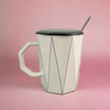Tasse en céramique géométrique blanche " Simple Life" avec cuillère en métal et couvercle céramique - Design moderne - 250 ml