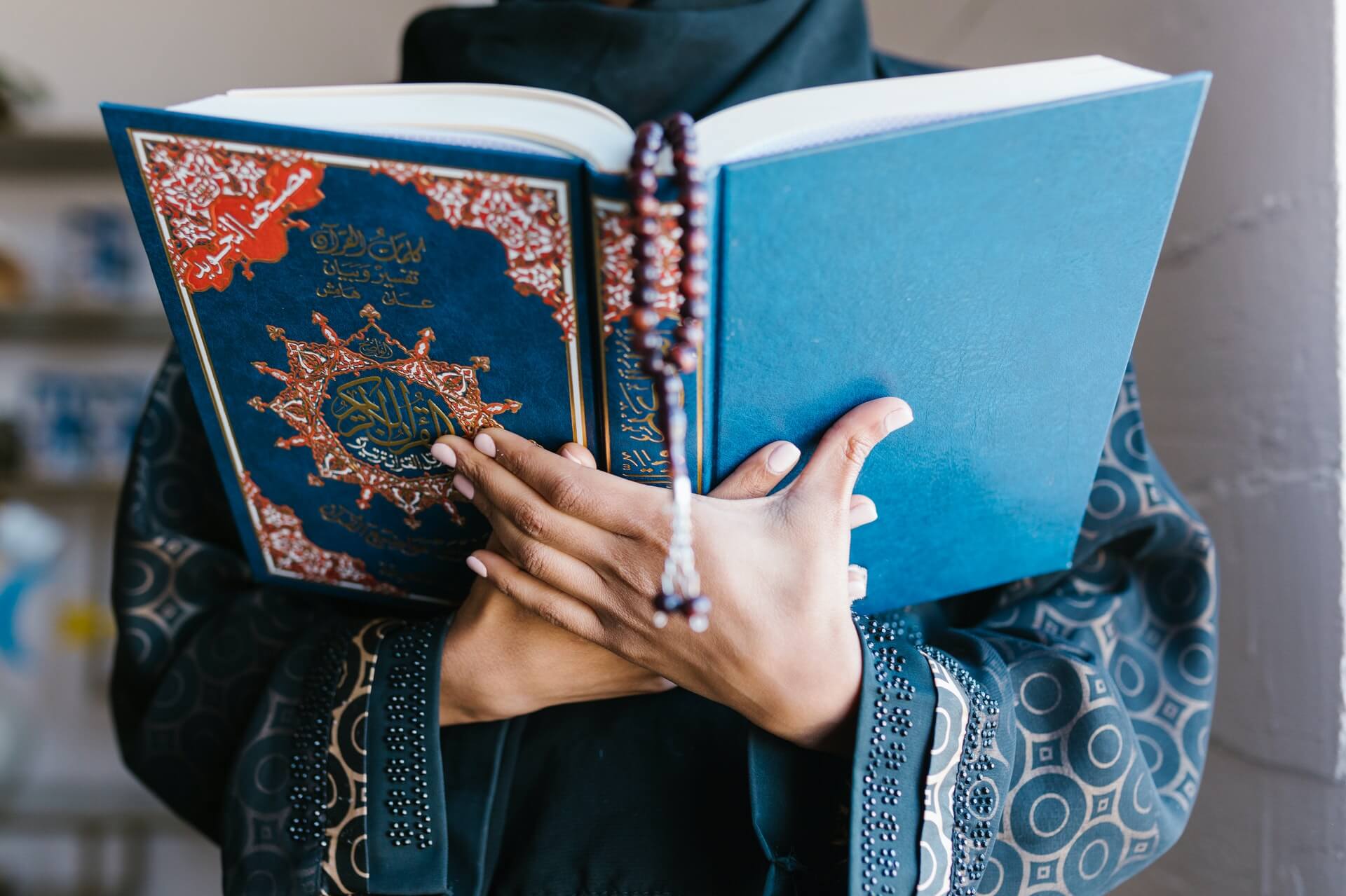 Femme qui apprend le Coran - Tajwid