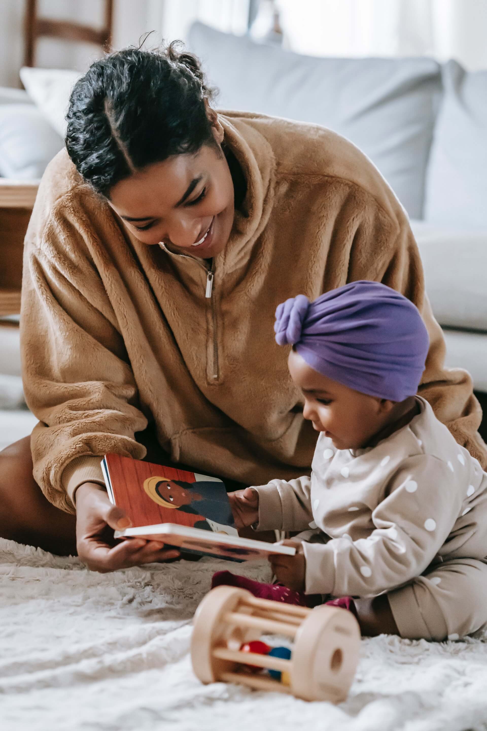 Mère et son enfant qui lisent un livre