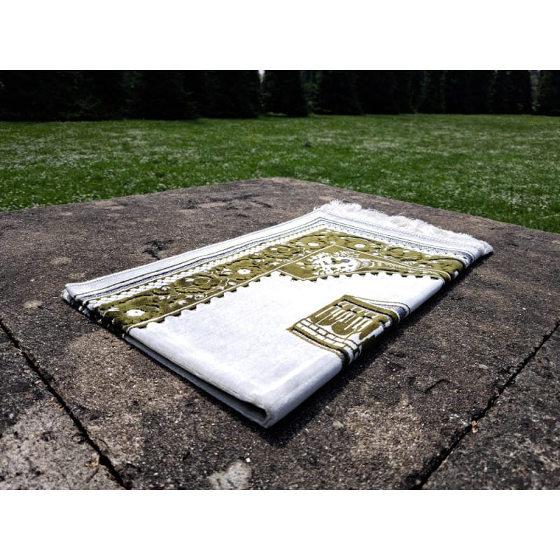 Tapis KAABA - Fond BLANC Motif VERT SAPIN